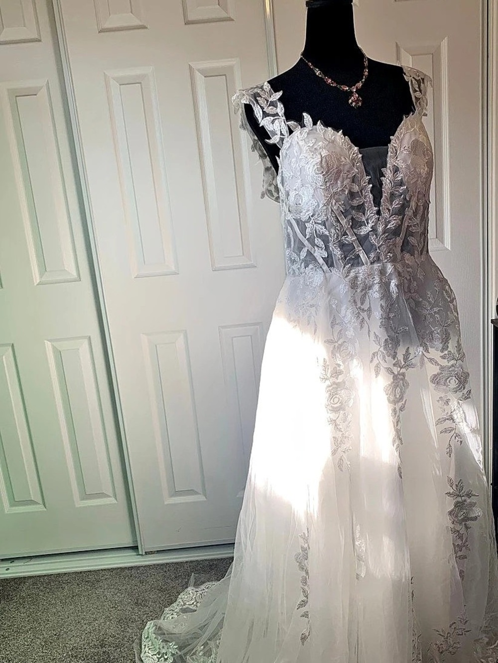 New Floral Lace Wedding Gown in White (light weight) size 16
